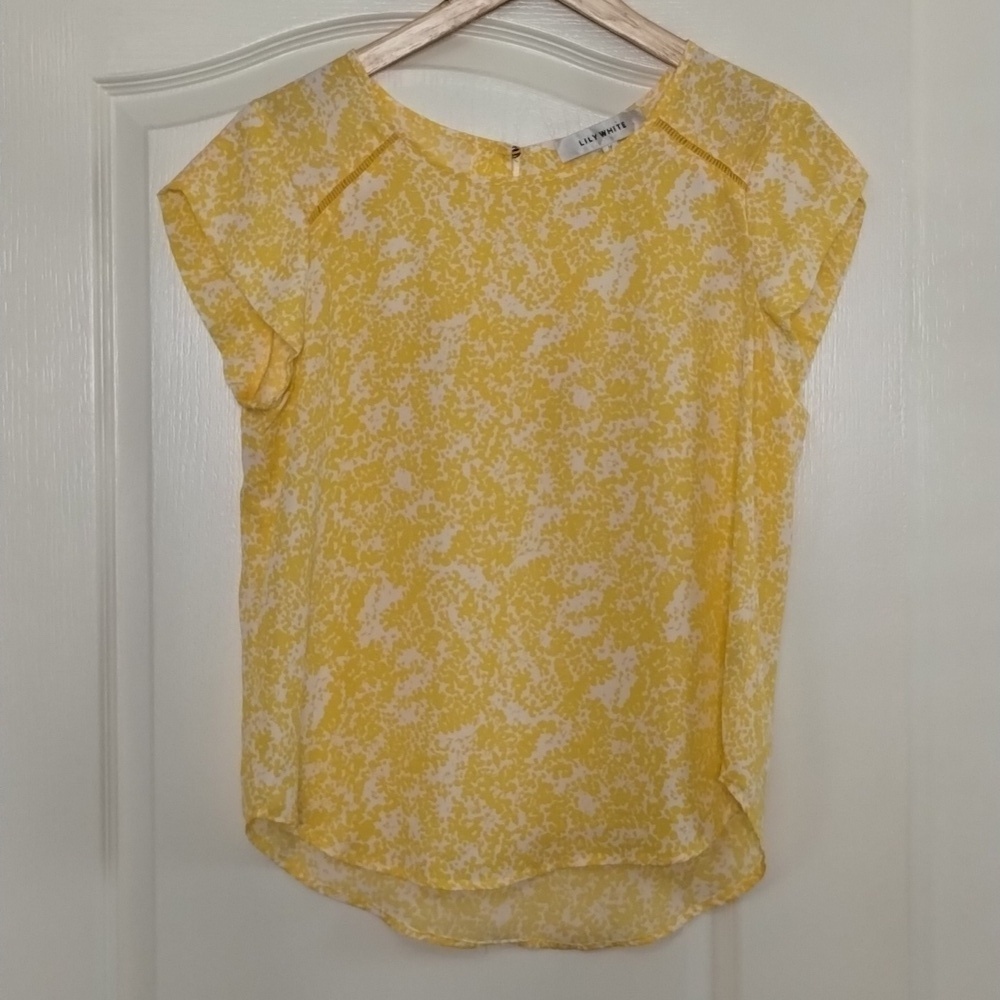 Lily White yellow and white printed blouse size medium flutter sleeve flowy